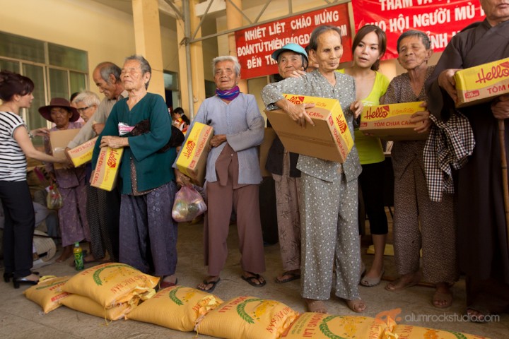 Charity car wash for the blind Nhung Pham